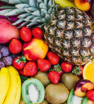 uvas-fresas-pina-kiwi-albaricoque-platano-y-pina-entera