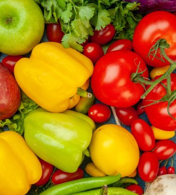 vista-superior-de-frutas-y-verduras-tomates-cherry-tomates-limon-manzana-repollo-rojo-cilantro