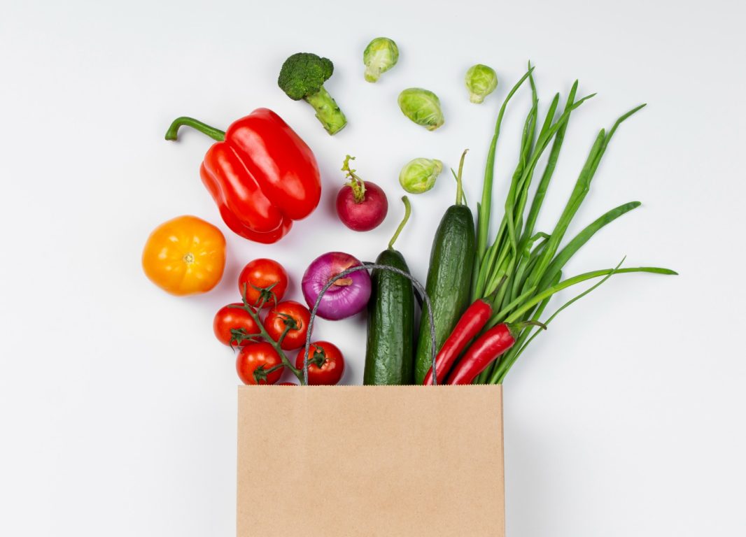 vista-superior-de-verduras-y-bolsa-de-papel